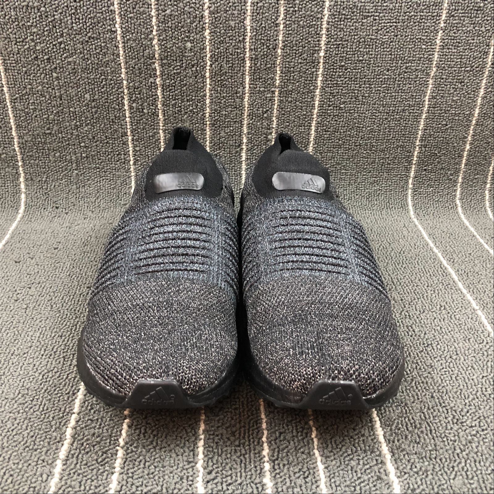 laceless triple black