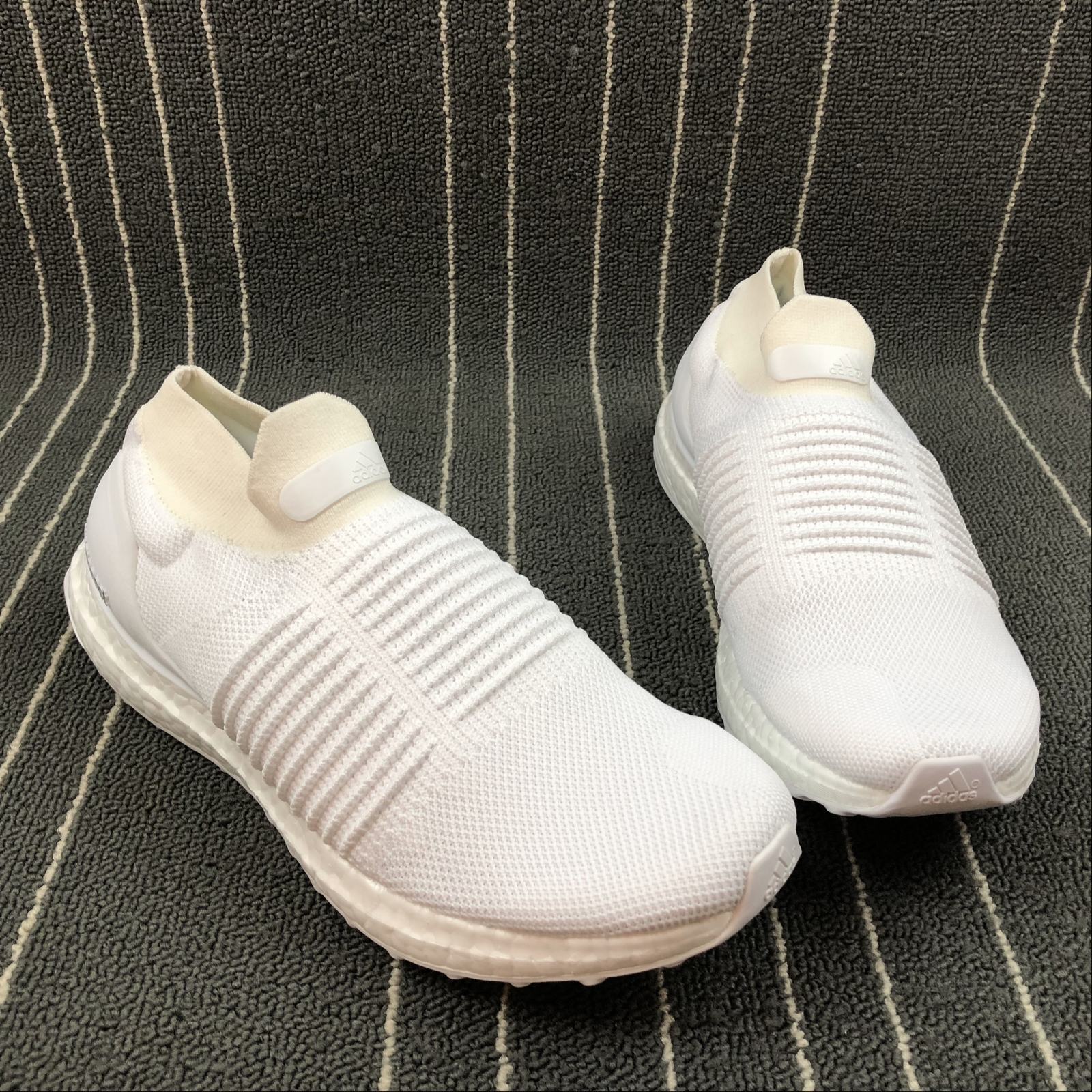 adidas ultra boost laceless triple white