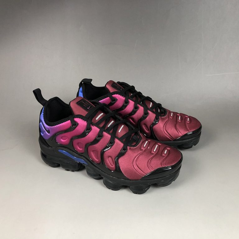 nike vapormax plus hyper violet