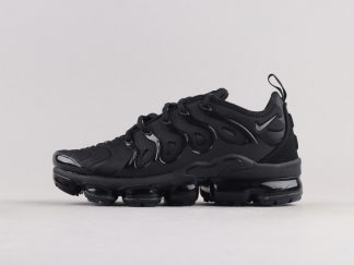 vapormax plus black sale