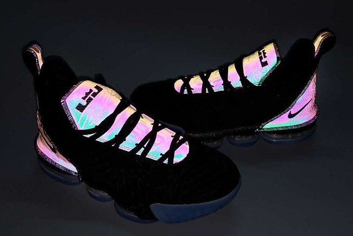 glow in the dark nike shoes