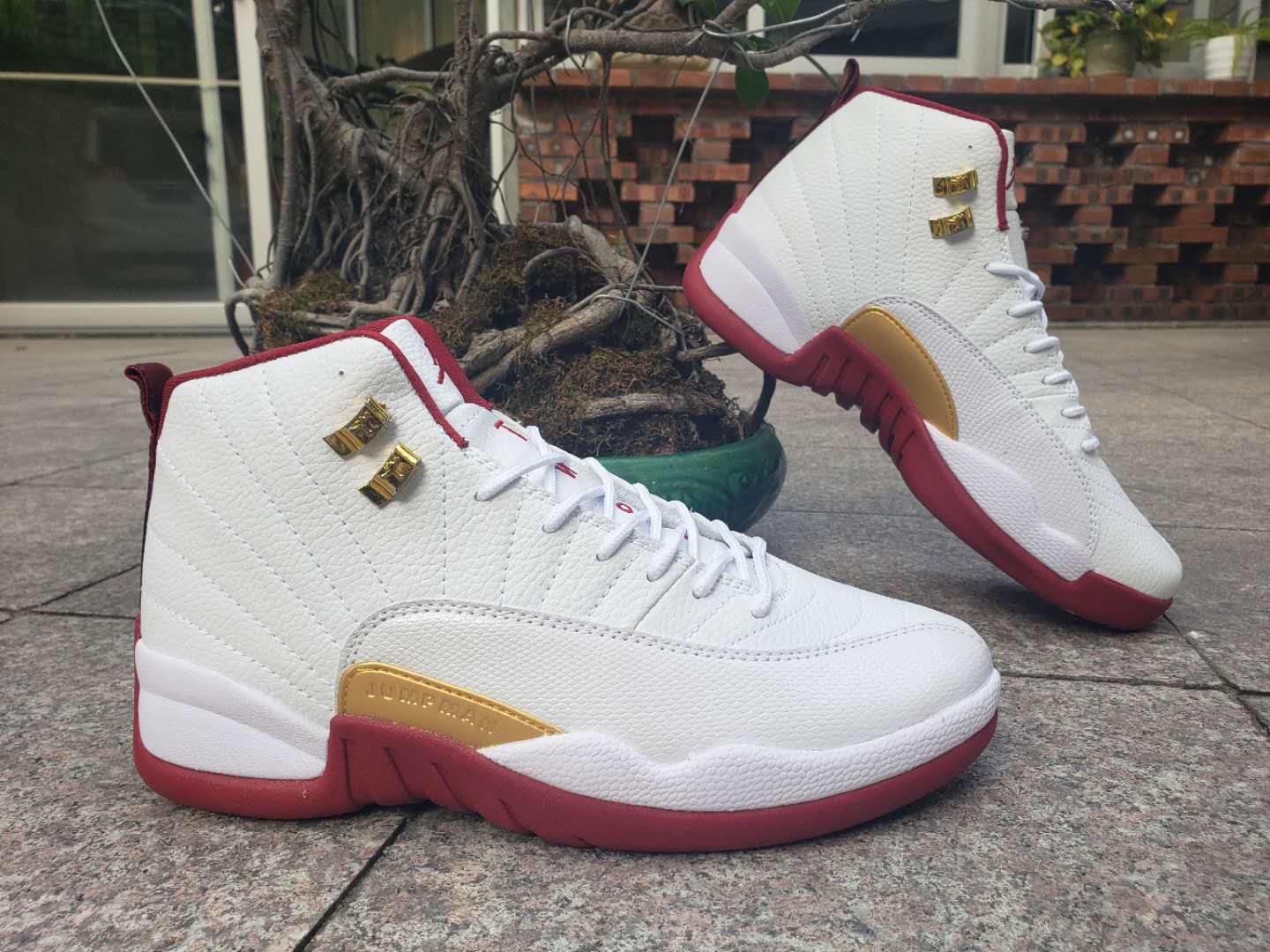 Air jordan 12 retro white university red metallic gold hotsell