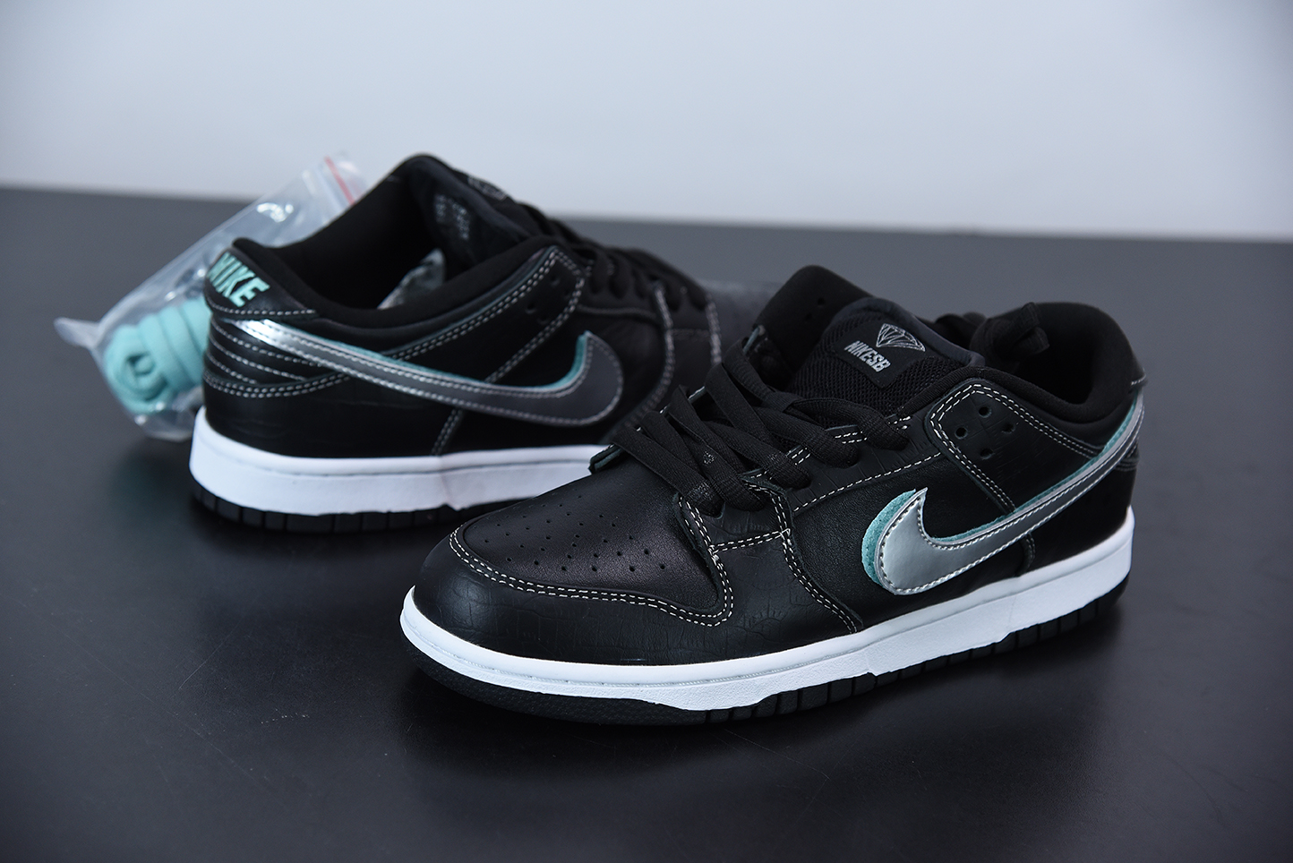 Diamond-Supply-Co-x-Nike-SB-Dunk-Low-Black-Diamond-For-Sale-4