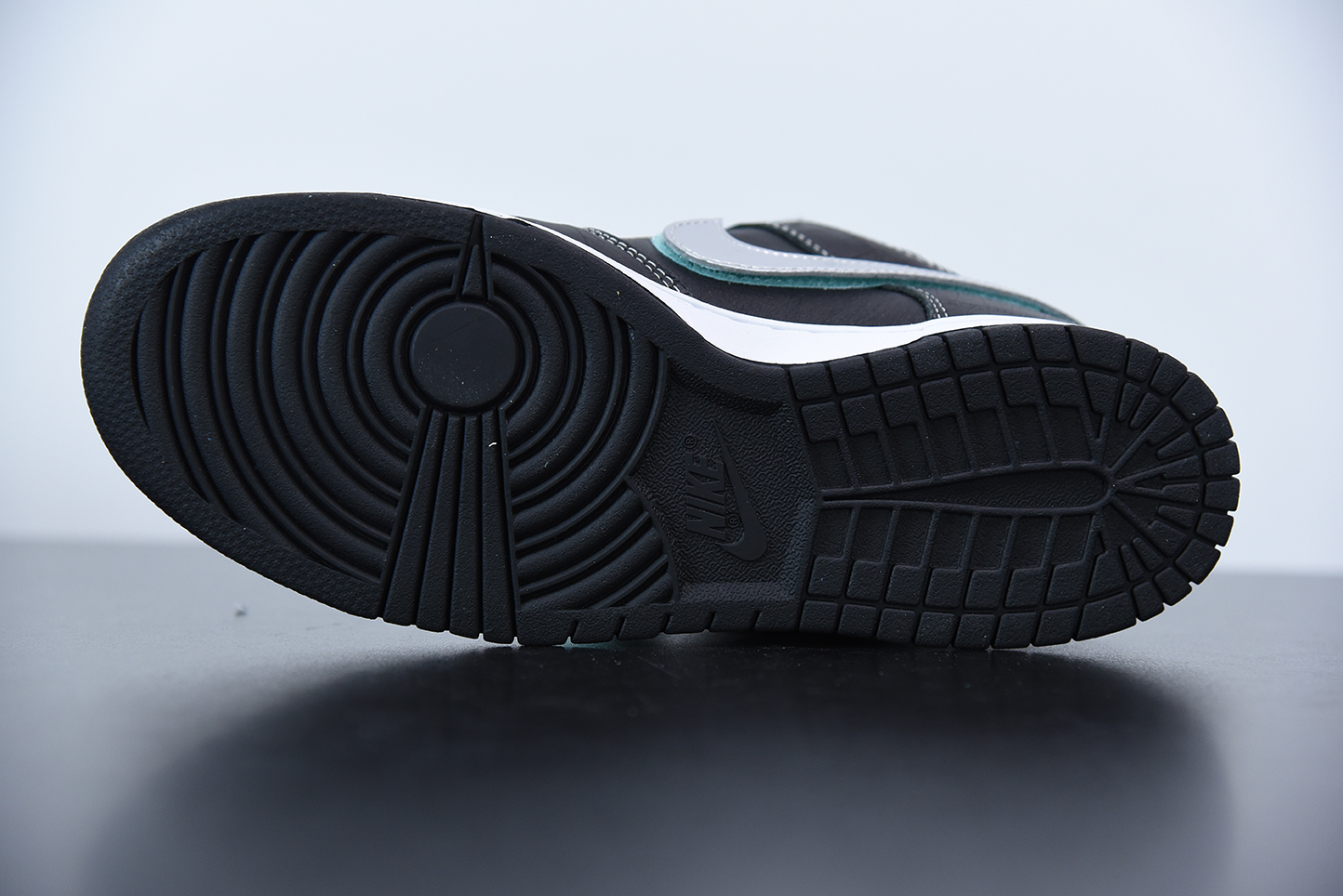 Diamond-Supply-Co-x-Nike-SB-Dunk-Low-Black-Diamond-For-Sale-8