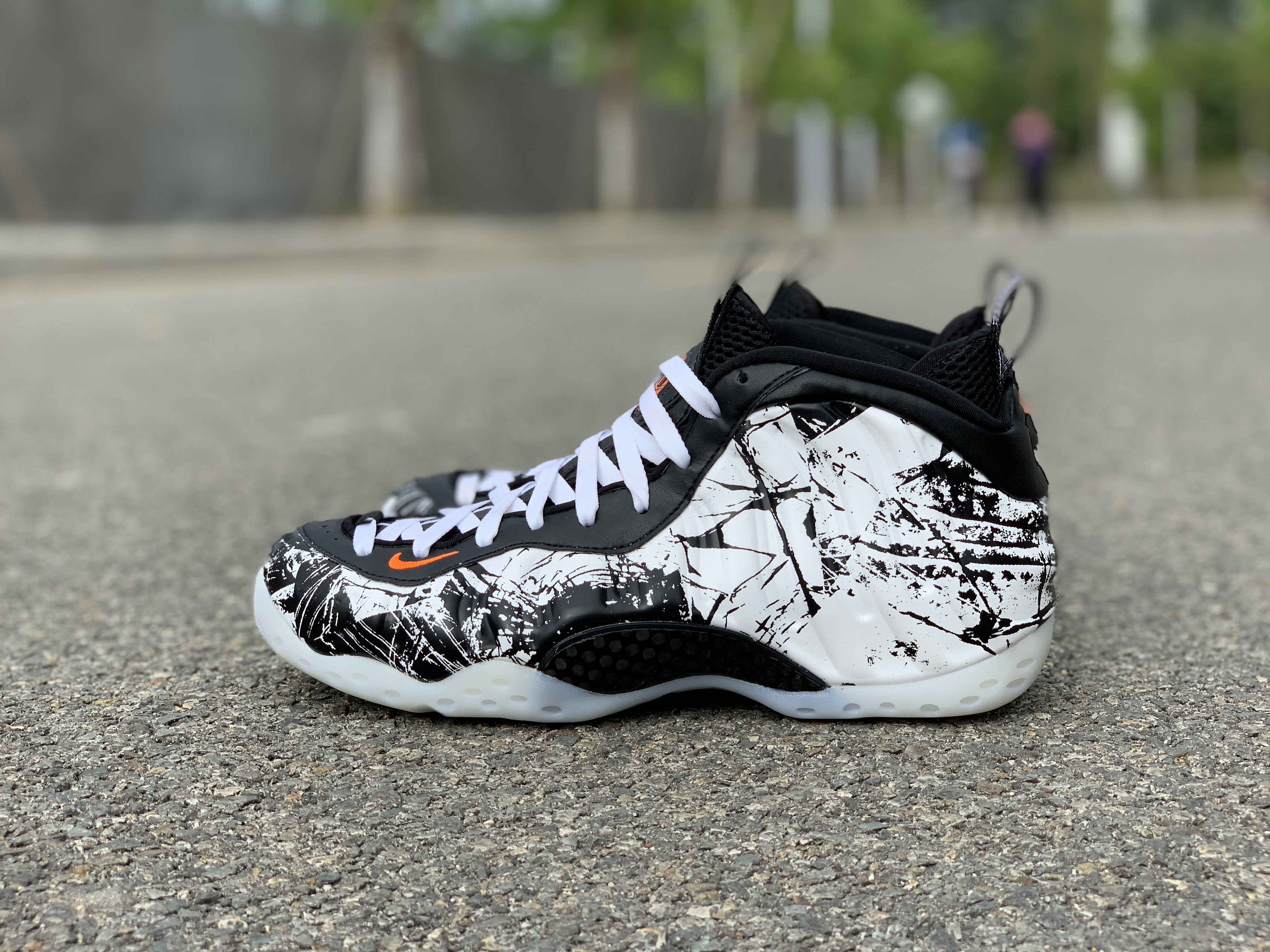 nike air foamposite black and white