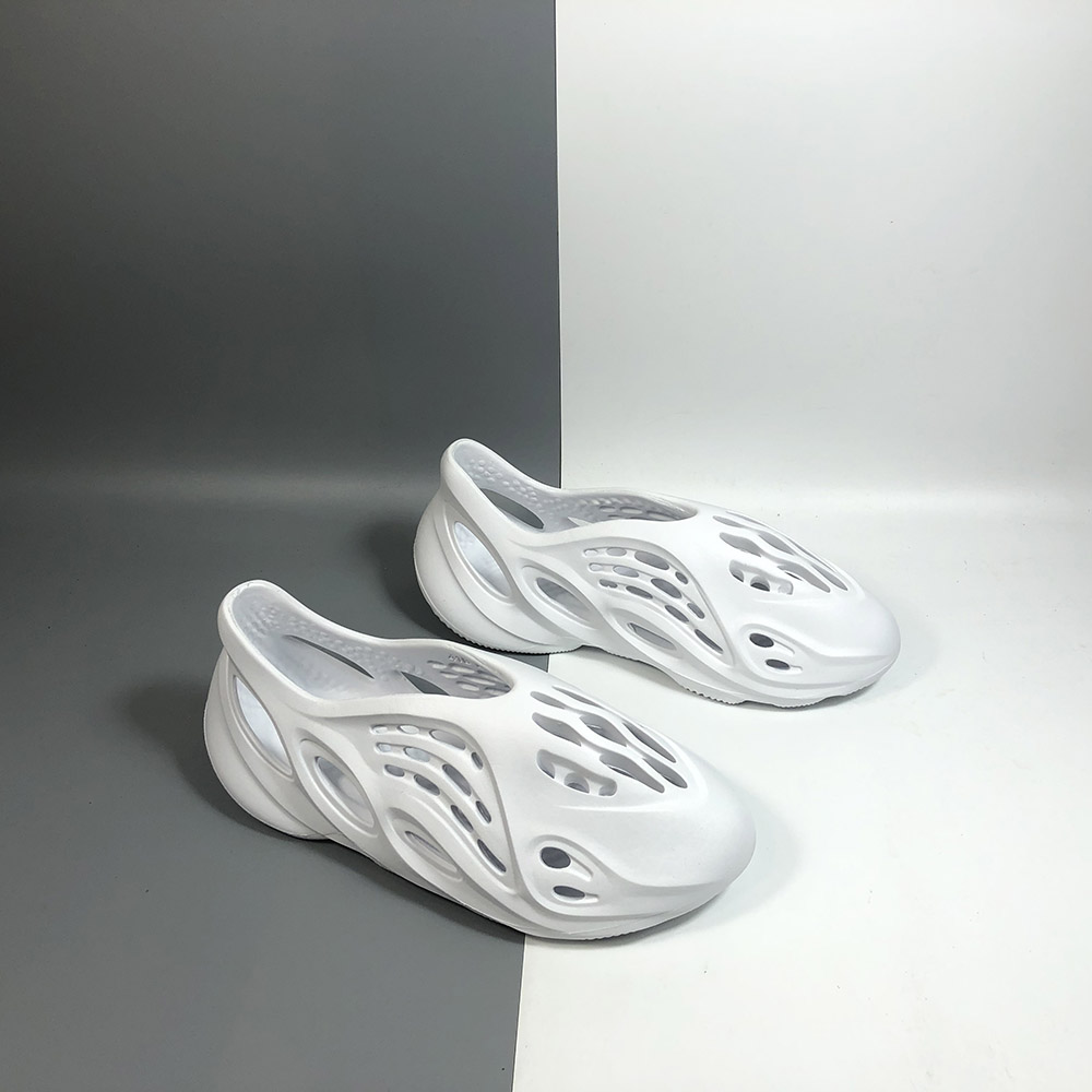 white yeezy foam runners