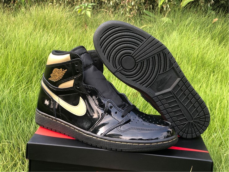 aj 1 black metallic gold