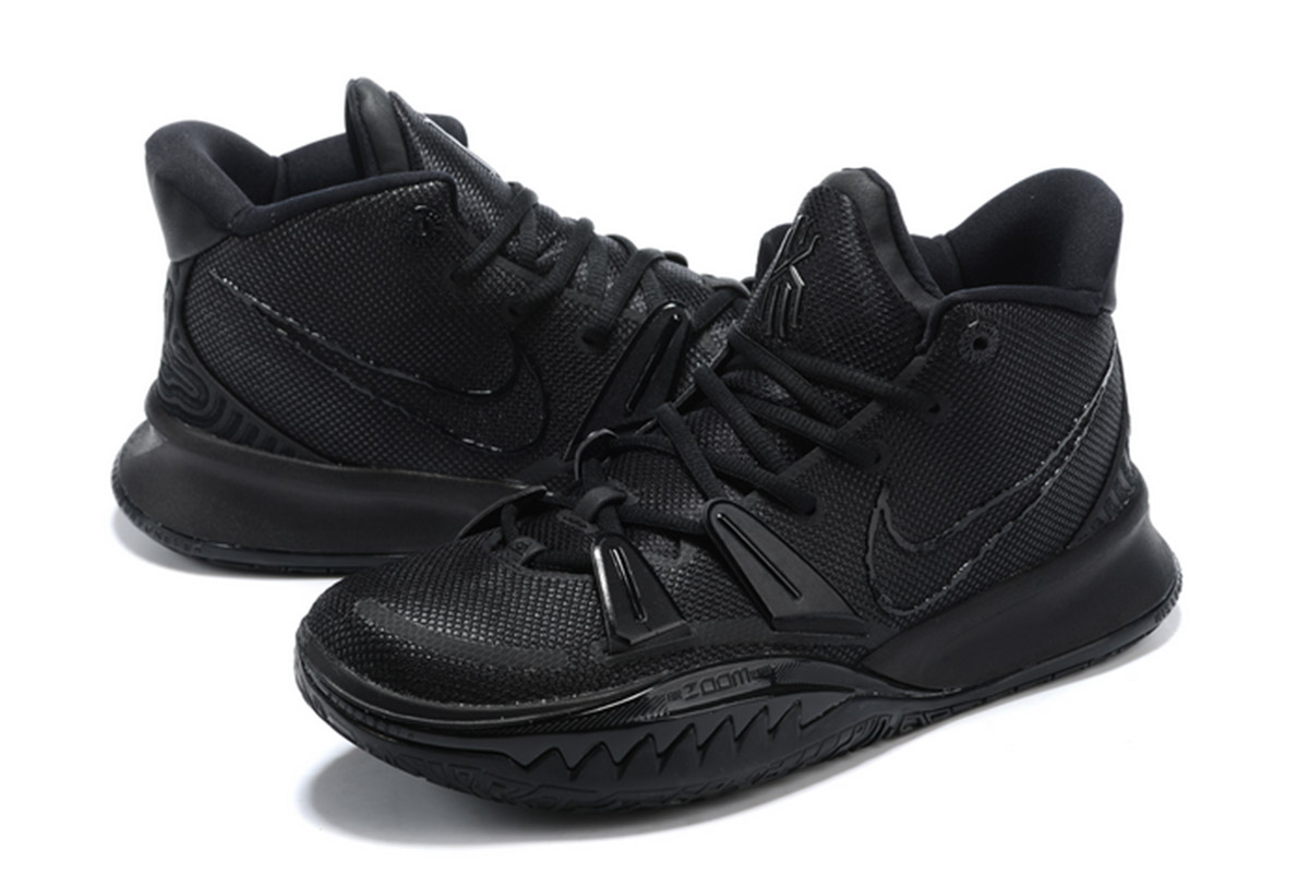 kyrie low triple black