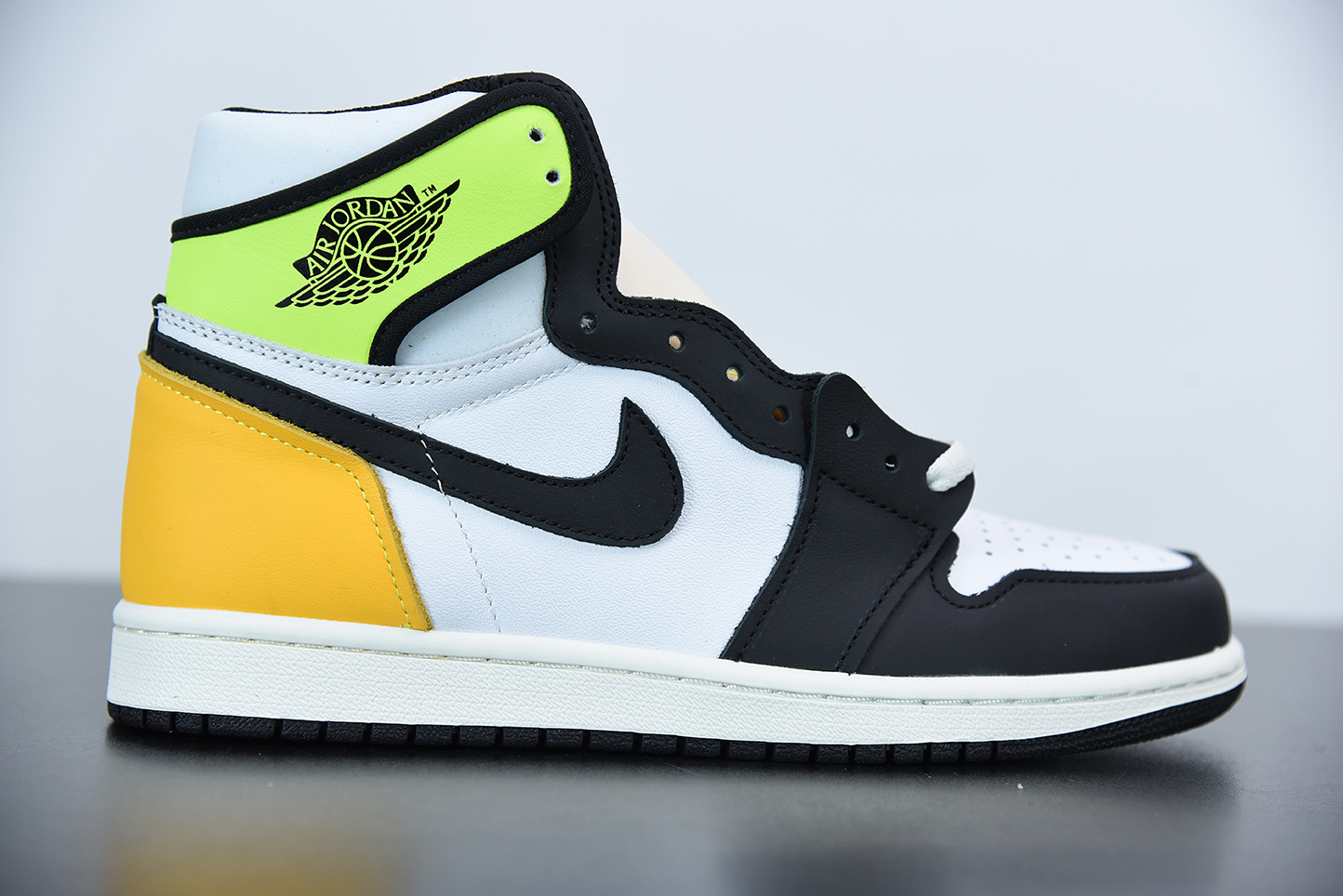 Air-Jordan-1-Retro-High-OG-Volt-Gold-White-Volt-University-Gold-Black-1