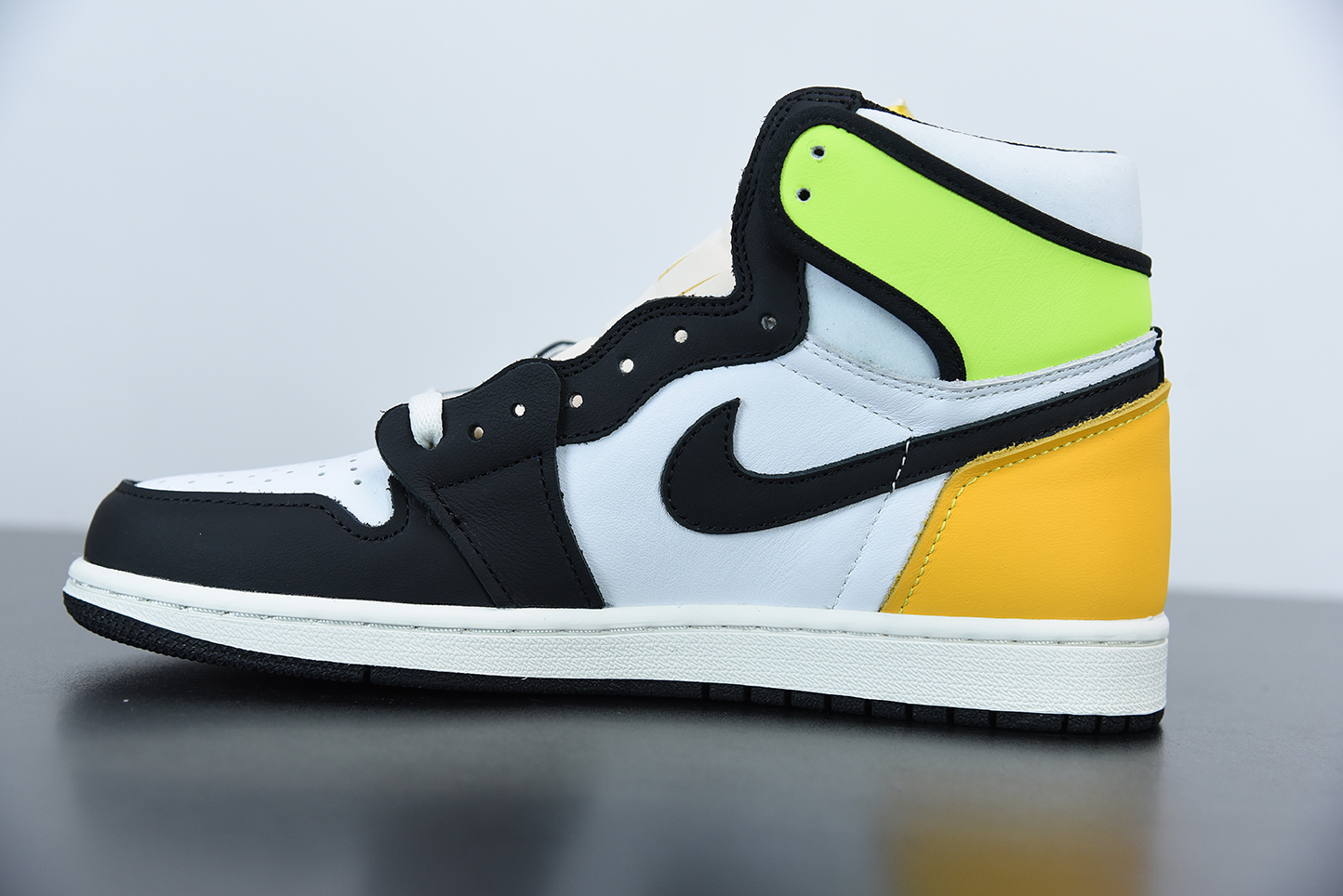 Air-Jordan-1-Retro-High-OG-Volt-Gold-White-Volt-University-Gold-Black-2