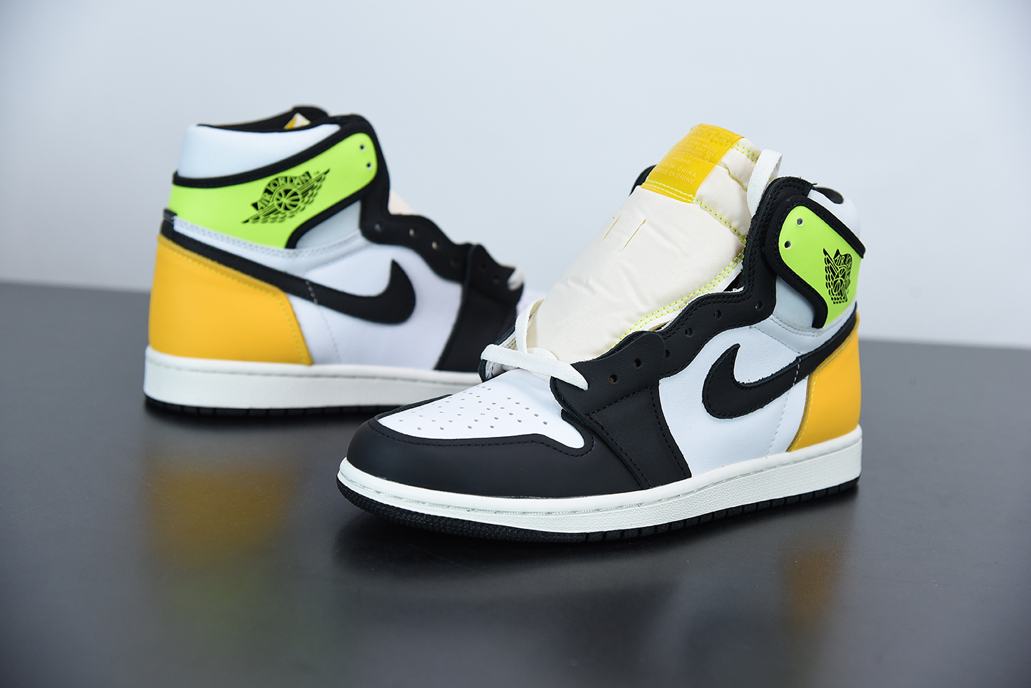 Air-Jordan-1-Retro-High-OG-Volt-Gold-White-Volt-University-Gold-Black-3