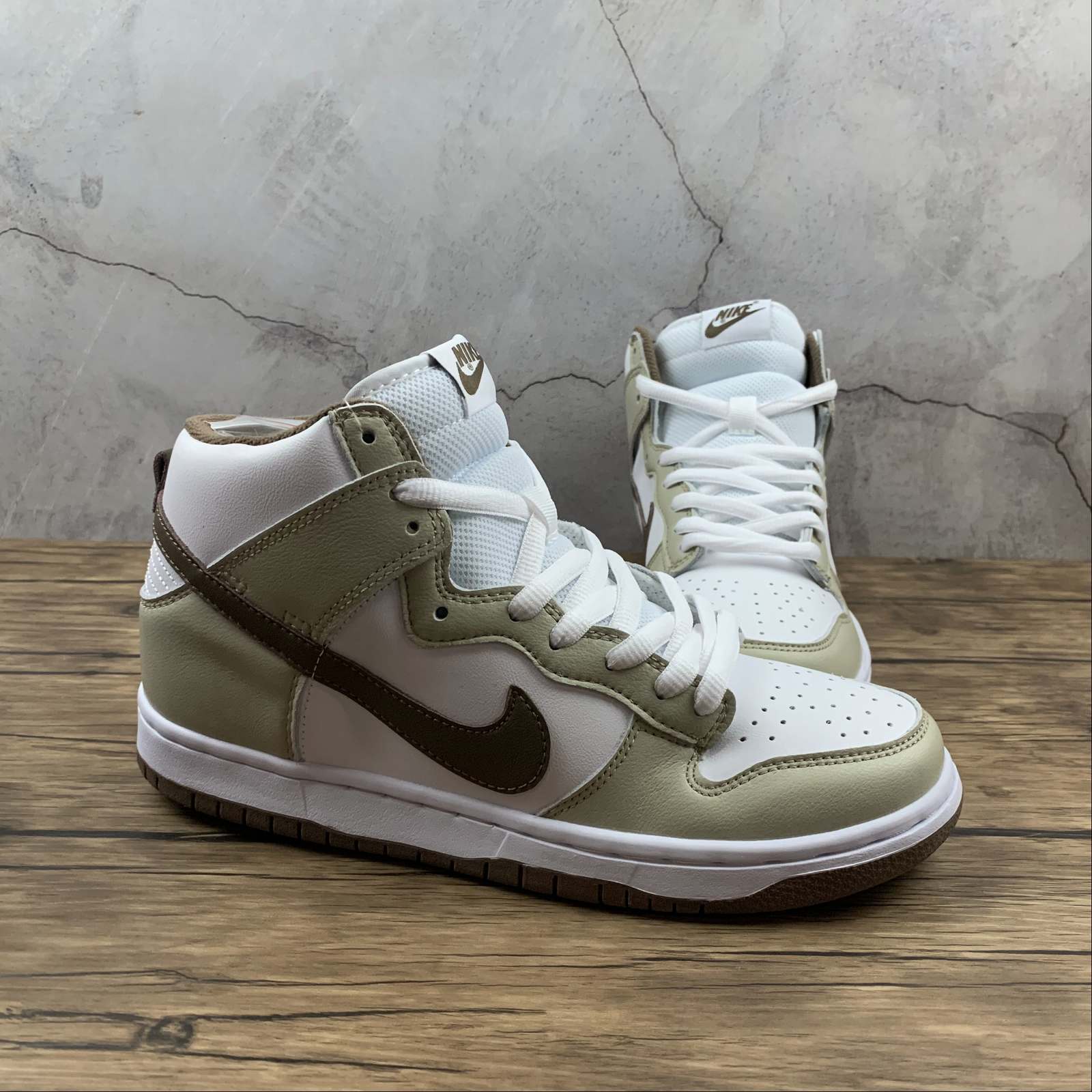 dunk high light chocolate on feet
