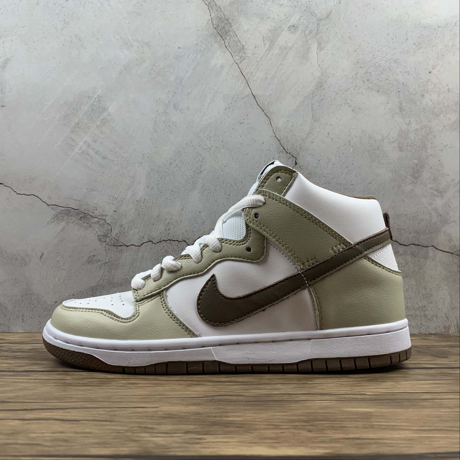 dunk high light chocolate on feet