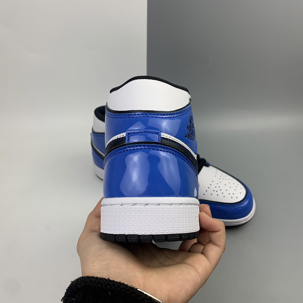 Air-Jordan-1-Mid-SE-Signal-Blue-White-Black-For-Sale-4
