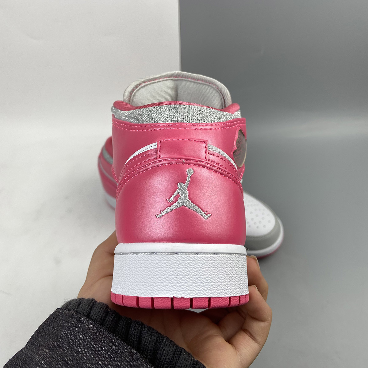 Air-Jordan-1-Mid-GS-White-Metallic-Platinum-Dynamic-Pink-4