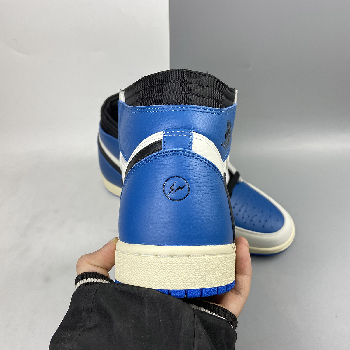 Travis-Scott-x-Fragment-x-Air-Jordan-1-High-OG-SP-Military-Blue-4