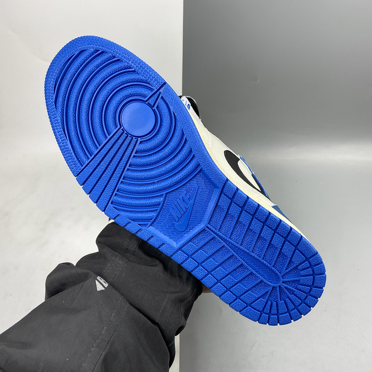 Travis-Scott-x-Fragment-x-Air-Jordan-1-High-OG-SP-Military-Blue-5