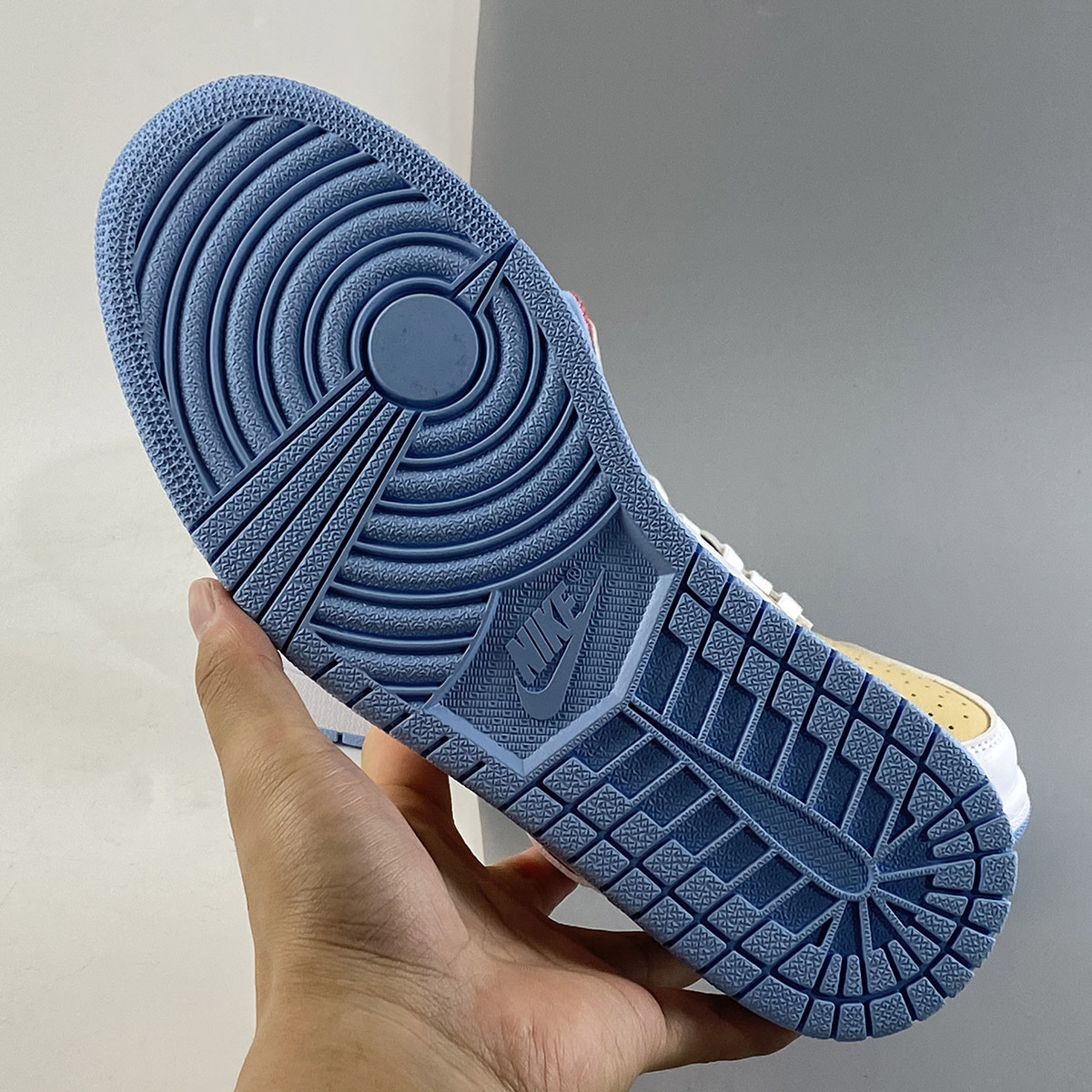 Air-Jordan-1-Mid-SE-Sesame-White-Flash-Crimson-Psychic-Blue-For-Sale-5